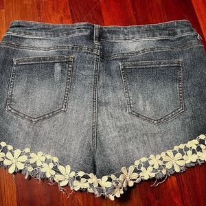 No Boundaries Mid Rise Denim Shorts  Flowers  lace Size 17  distresses concert